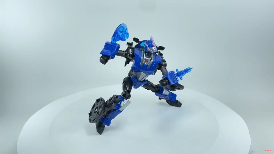 Transformers Legacy Prime Arcee In Hand Image  (13 of 23)